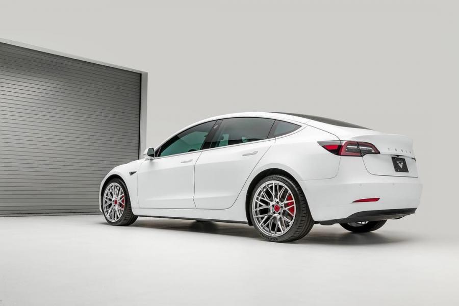  Tesla Model 3 by Vorsteiner 2018 года  (фото 3 из 9)